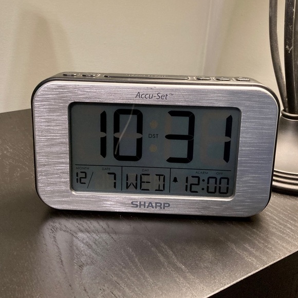 Sharp Accu-Set LCD Alarm Clock - automatically adjusts for Daylight Savings Time - Picture 4 of 10